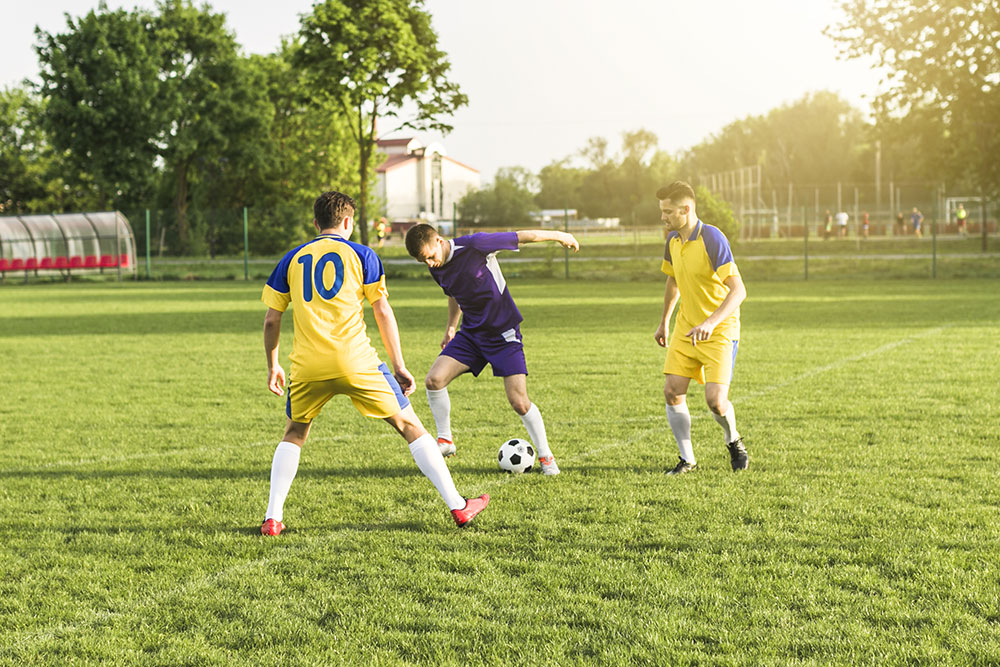 Time de futebol da escola de jovens com treinador