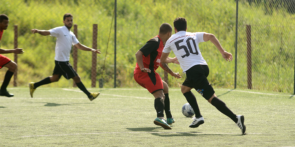 Pessoas jogando o futebol amador